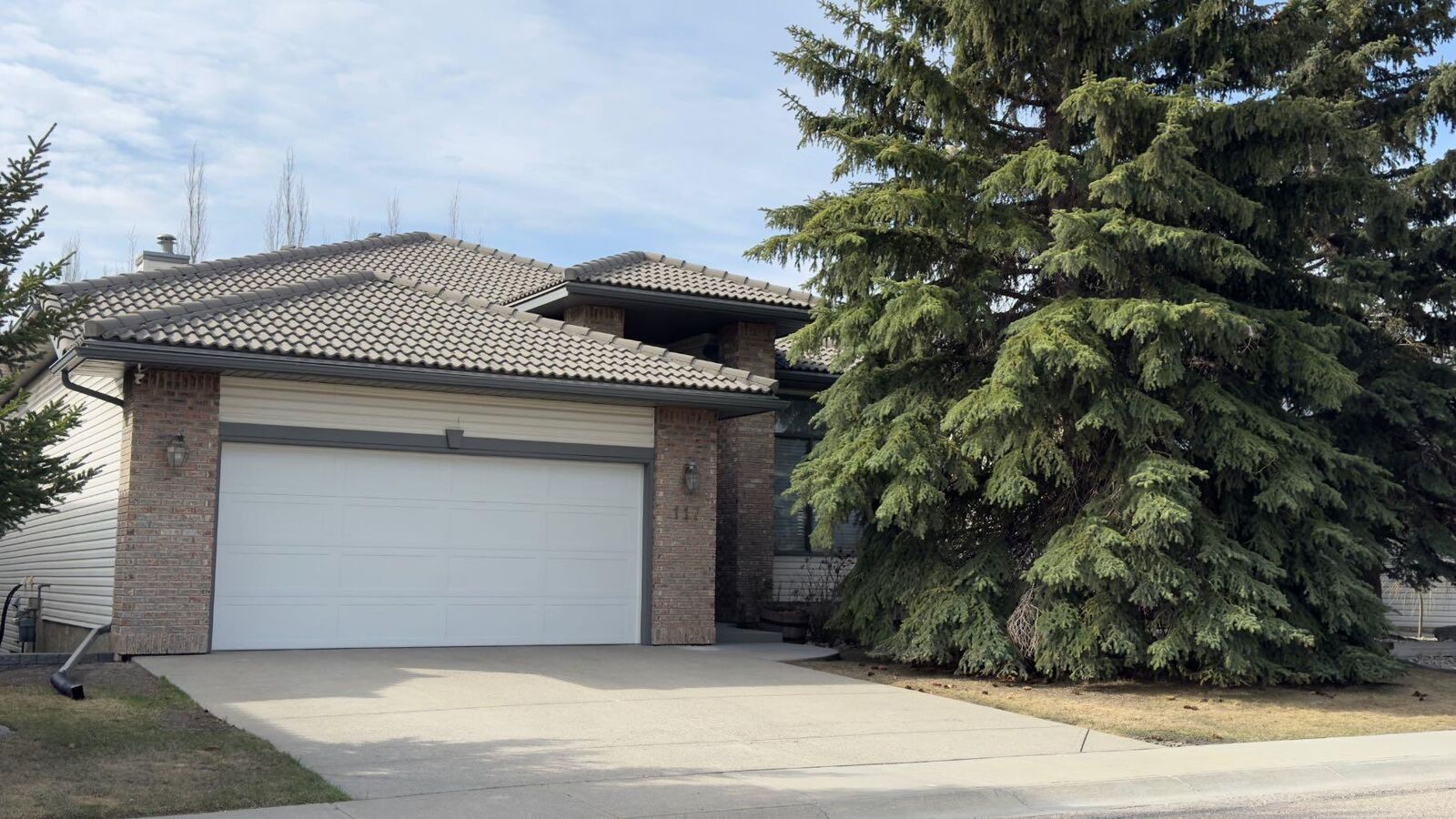 Property Photo:  117 Woodpark Close SW  AB T2W 6H1 