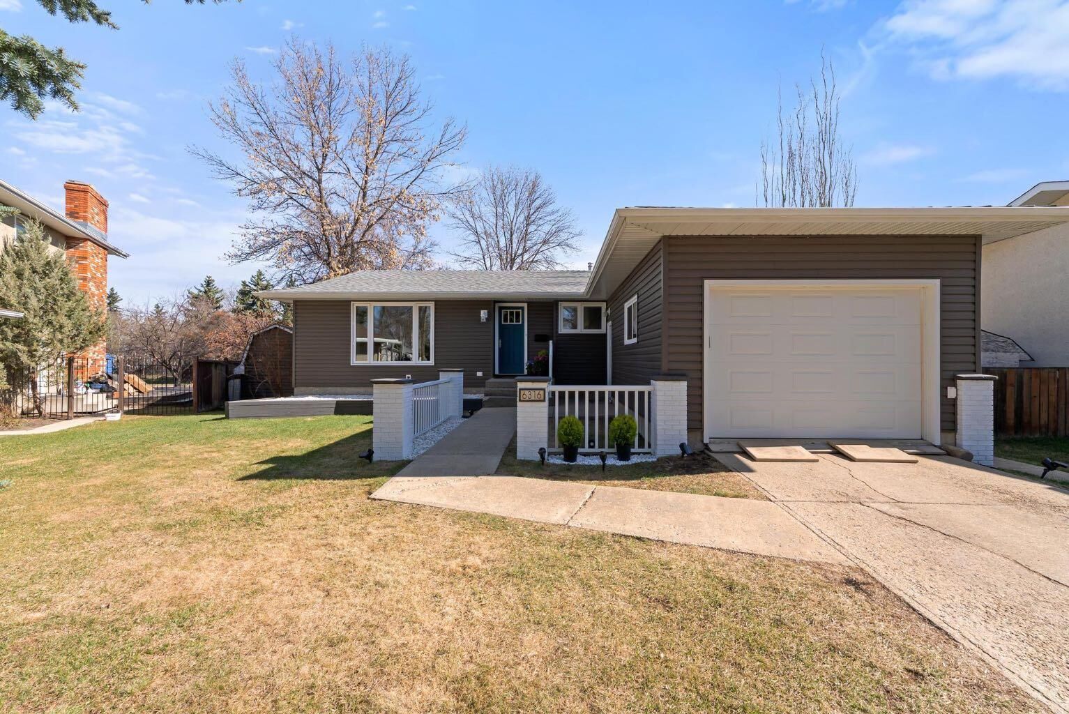 Property Photo:  6316 38 Avenue Close  AB T4V 2Z7 