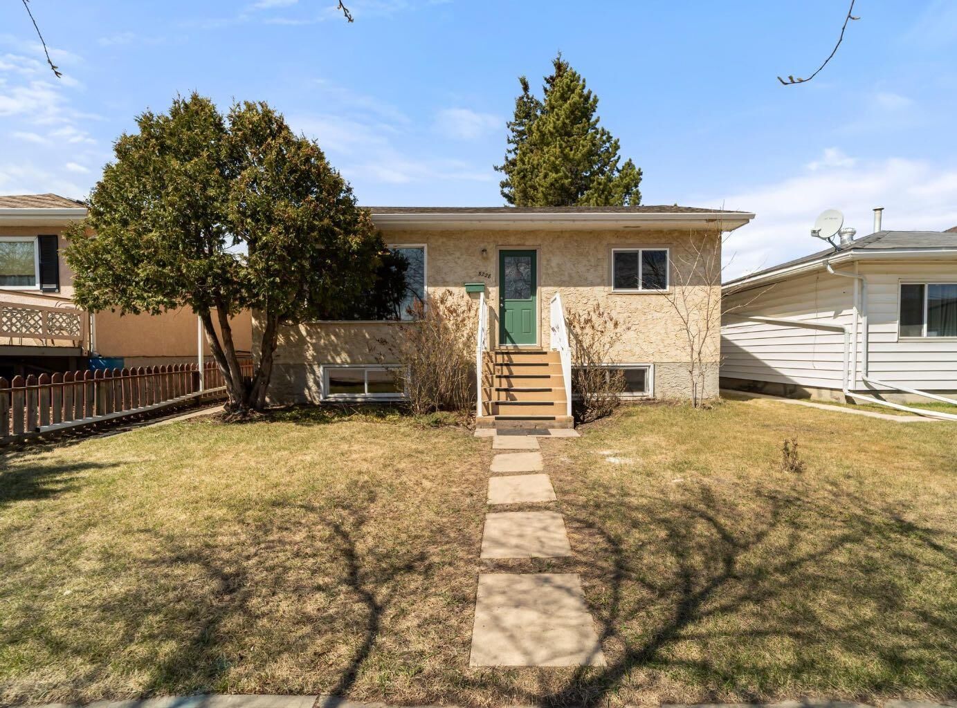 Property Photo:  5228 47 Street  AB T4V 1K4 