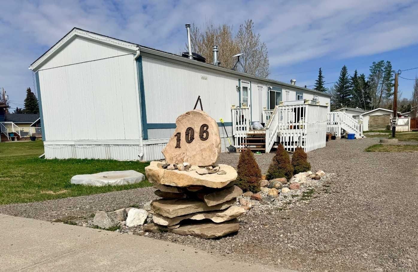 Property Photo:  106 3 Avenue  AB T0M 1H0 