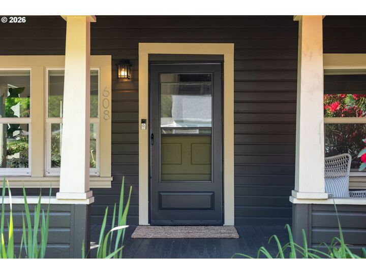 Property Photo:  608 SW Orchid St  OR 97219 