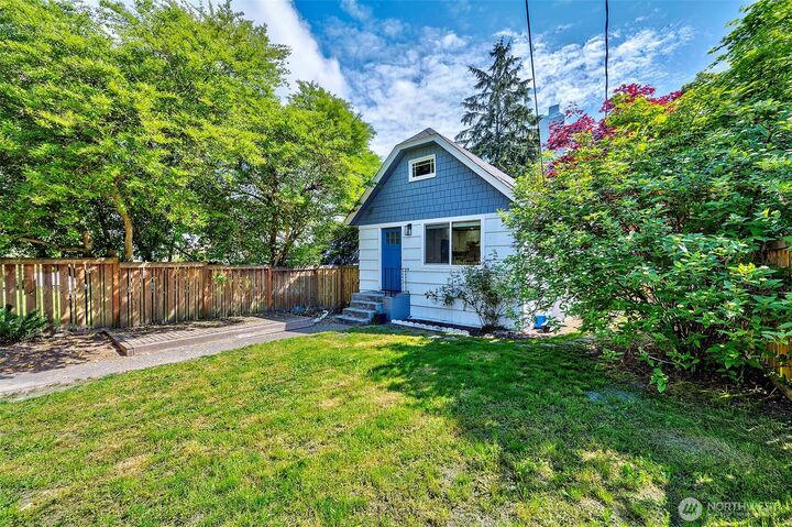 Property Photo:  3806  35th Avenue W Unit 1  WA 98199 