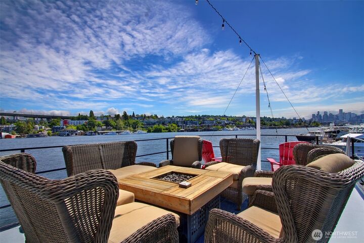 Property Photo:  2401 N Northlake Way B13  WA 98103 