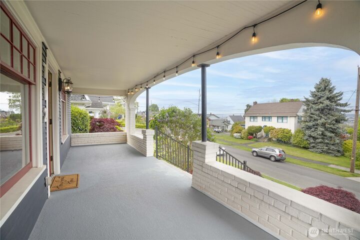 Property Photo:  712  33rd Street  WA 98201 