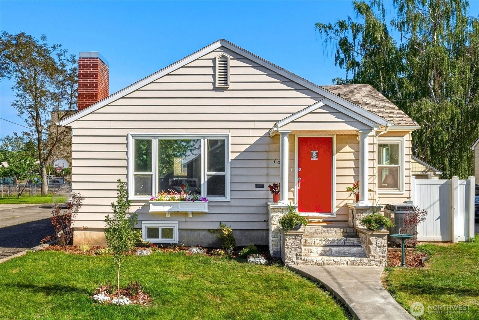 Property Photo:  709  Hobson Street  WA 99362 