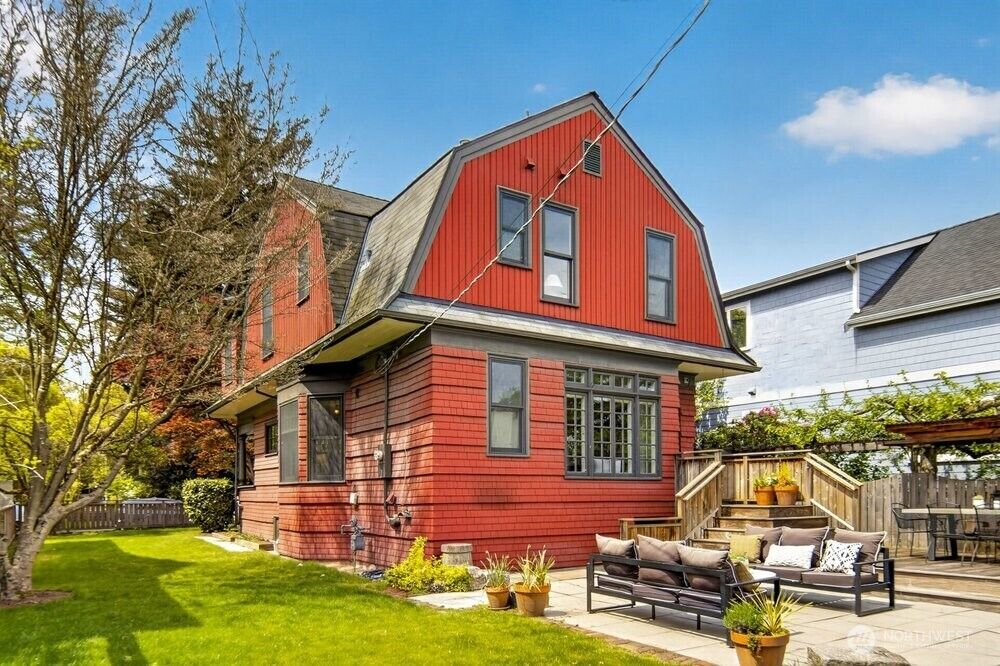 Property Photo:  610  16th Avenue E  WA 98112 