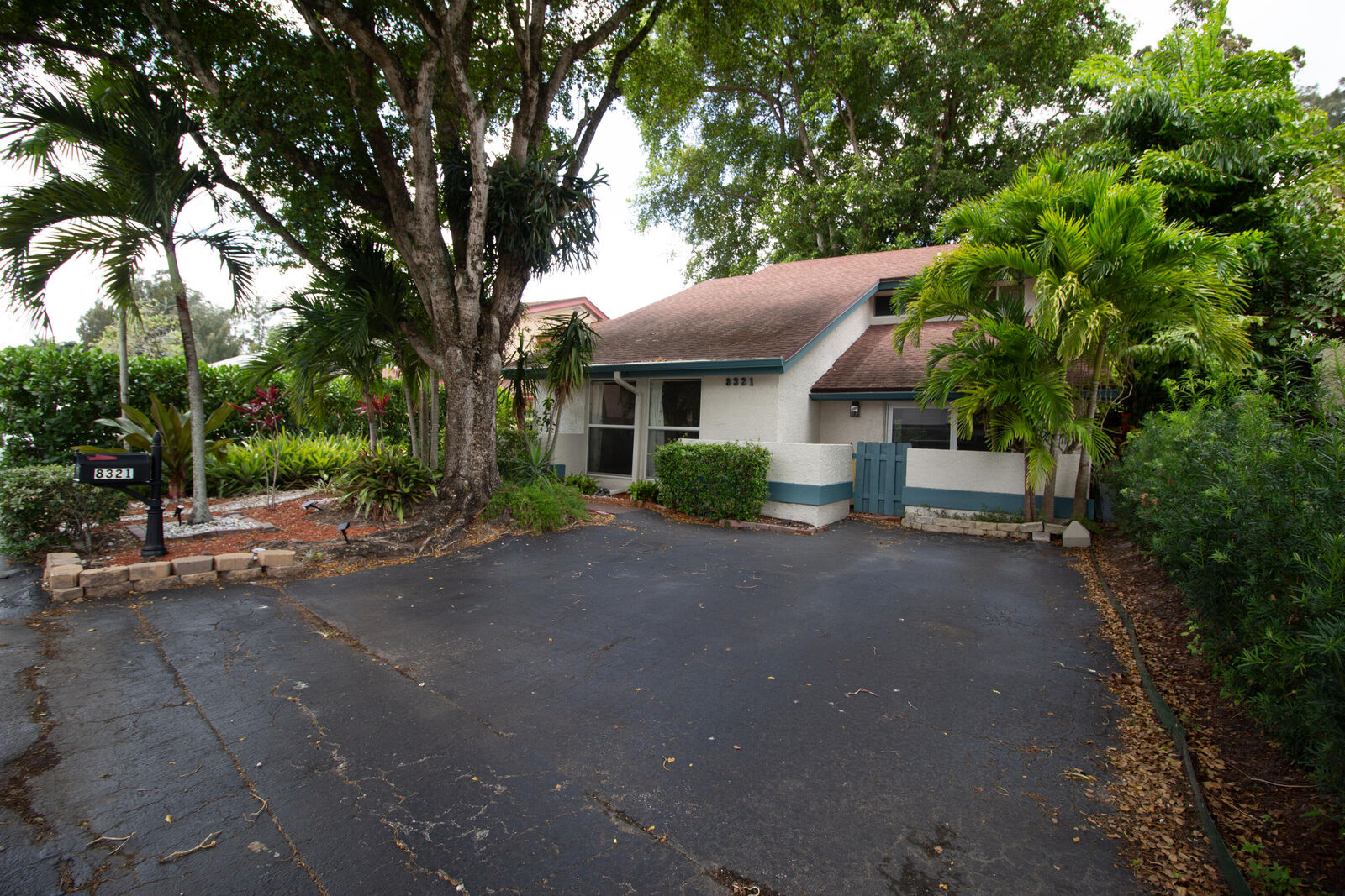 Property Photo: 8321 SW 39th Court FL 33328