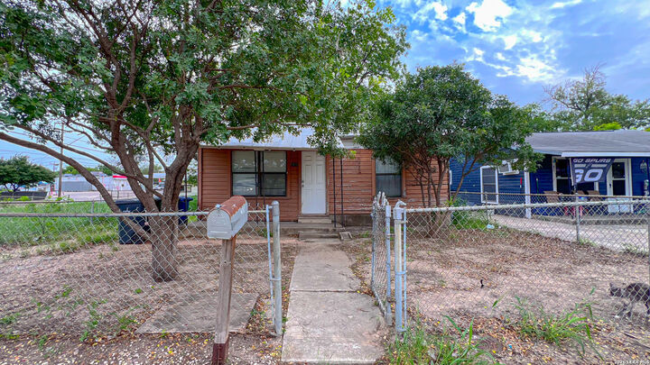 Property Photo:  2906 El Paso  TX 78207 