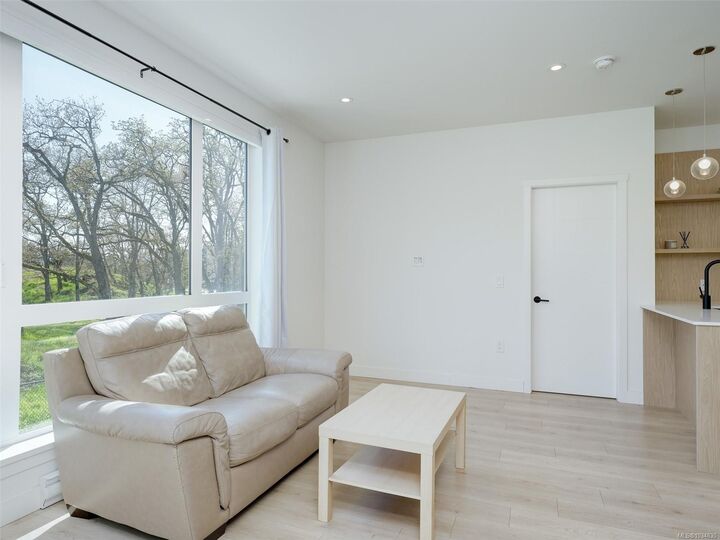 Property Photo:  1301 Hillside Ave 308  BC V8T 2B3 