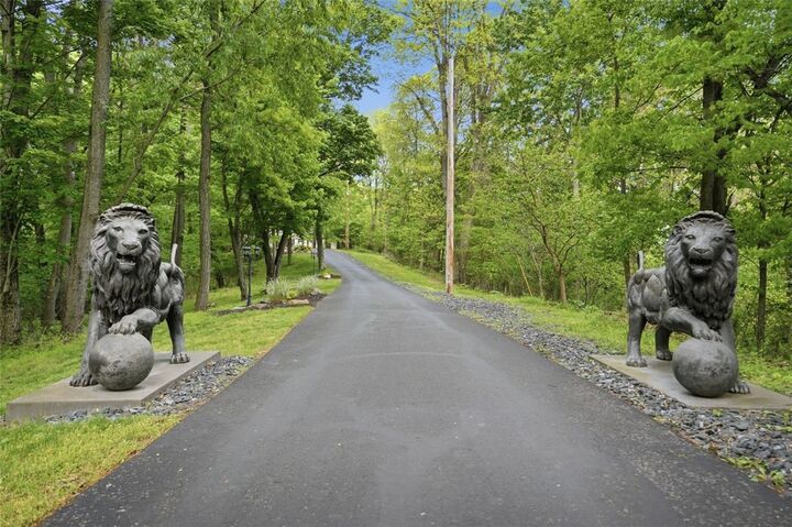 Property Photo:  1040 Chanticleer Dr  PA 15046 