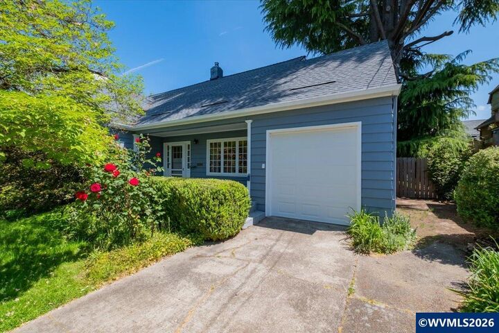 Property Photo: 1960 East Nob Hill St SE OR 97302