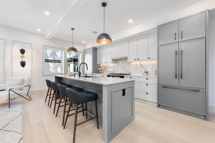 Property Photo: 375 E 33rd Avenue 1 BC V5V 2Z8