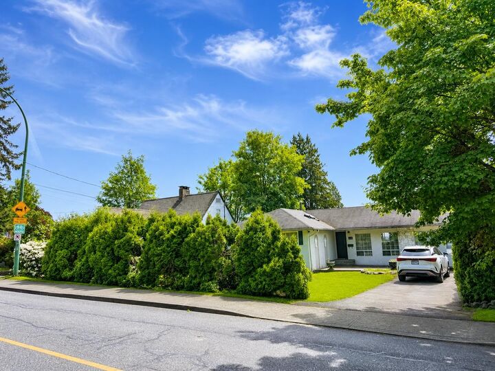 Property Photo:  810 Rochester Avenue  BC V3K 2W2 