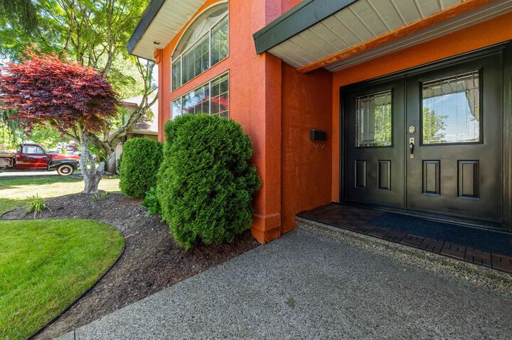 Photo de la propriété:  8588 141 Street  BC V3W 3A9 