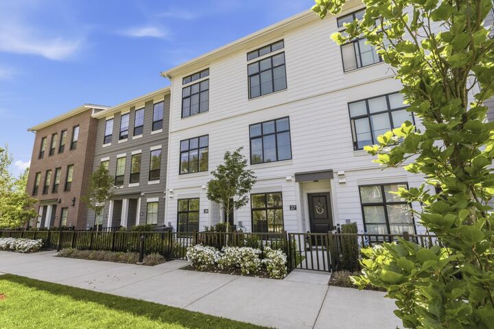 Property Photo:  2774 Montrose Avenue 27  BC V2S 0N4 