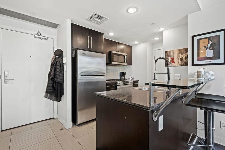Property Photo:  633 Kinghorne Mews 806  BC V6Z 3H3 