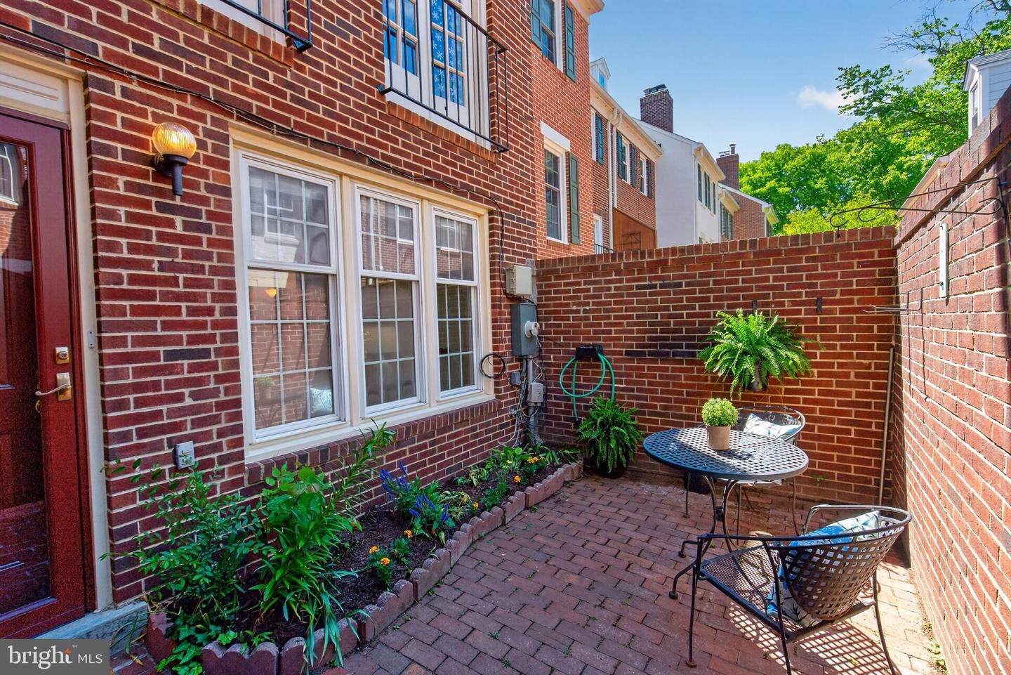 Property Photo: 1962 N Cleveland Street 1 VA 22201