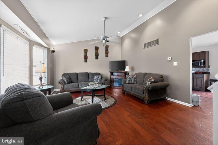 Property Photo:  6 Tulip Court  NJ 08096 