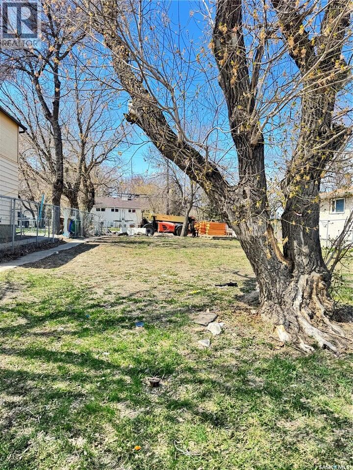 Property Photo:  1128 Angus Street  SK S4T 1Y5 