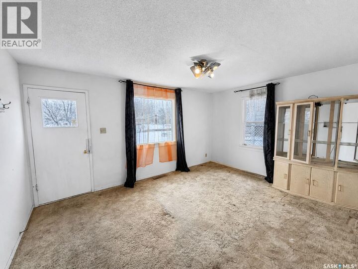 Property Photo:  1915 15th Street W  SK S6V 3V1 