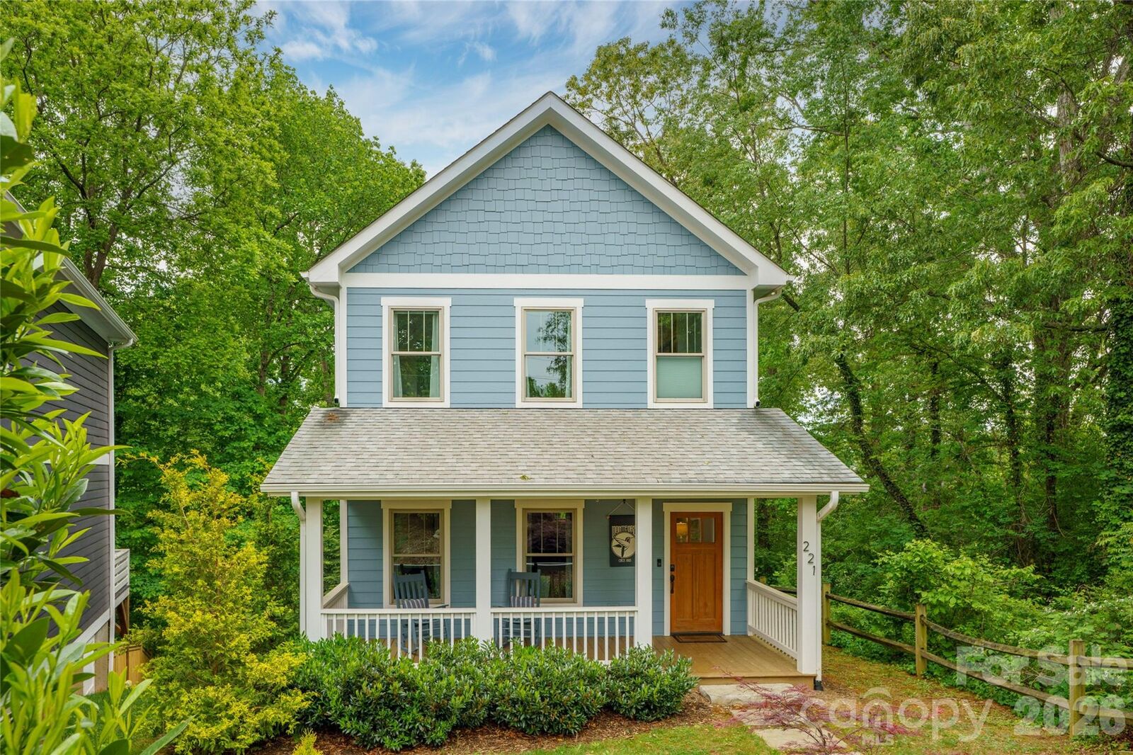 Property Photo:  221 Courtland Place  NC 28801 
