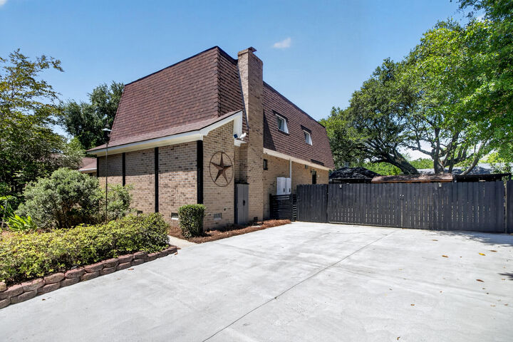 Property Photo:  18 Old English Drive  SC 29407 