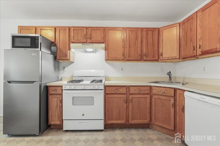 Property Photo:  7 Lake Avenue 4B  NJ 08816 