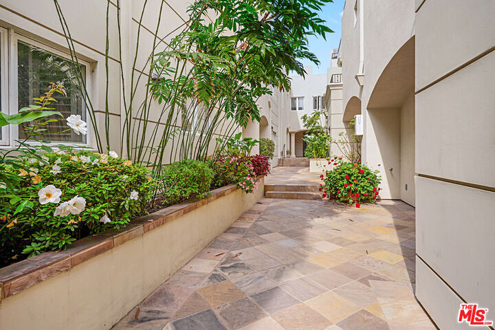 Property Photo:  1217 Yale St  CA 90404 
