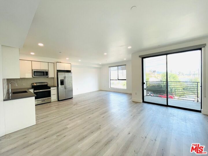 Property Photo: 14612 Calvert St CA 91411