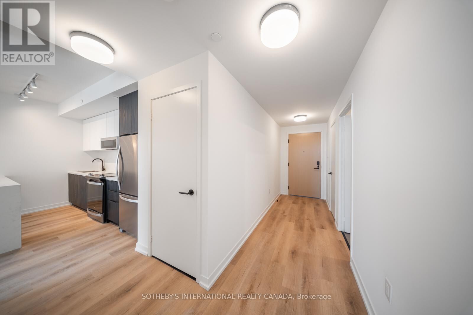 Property Photo:  5 York Garden Way 911  ON M6A 2V1 