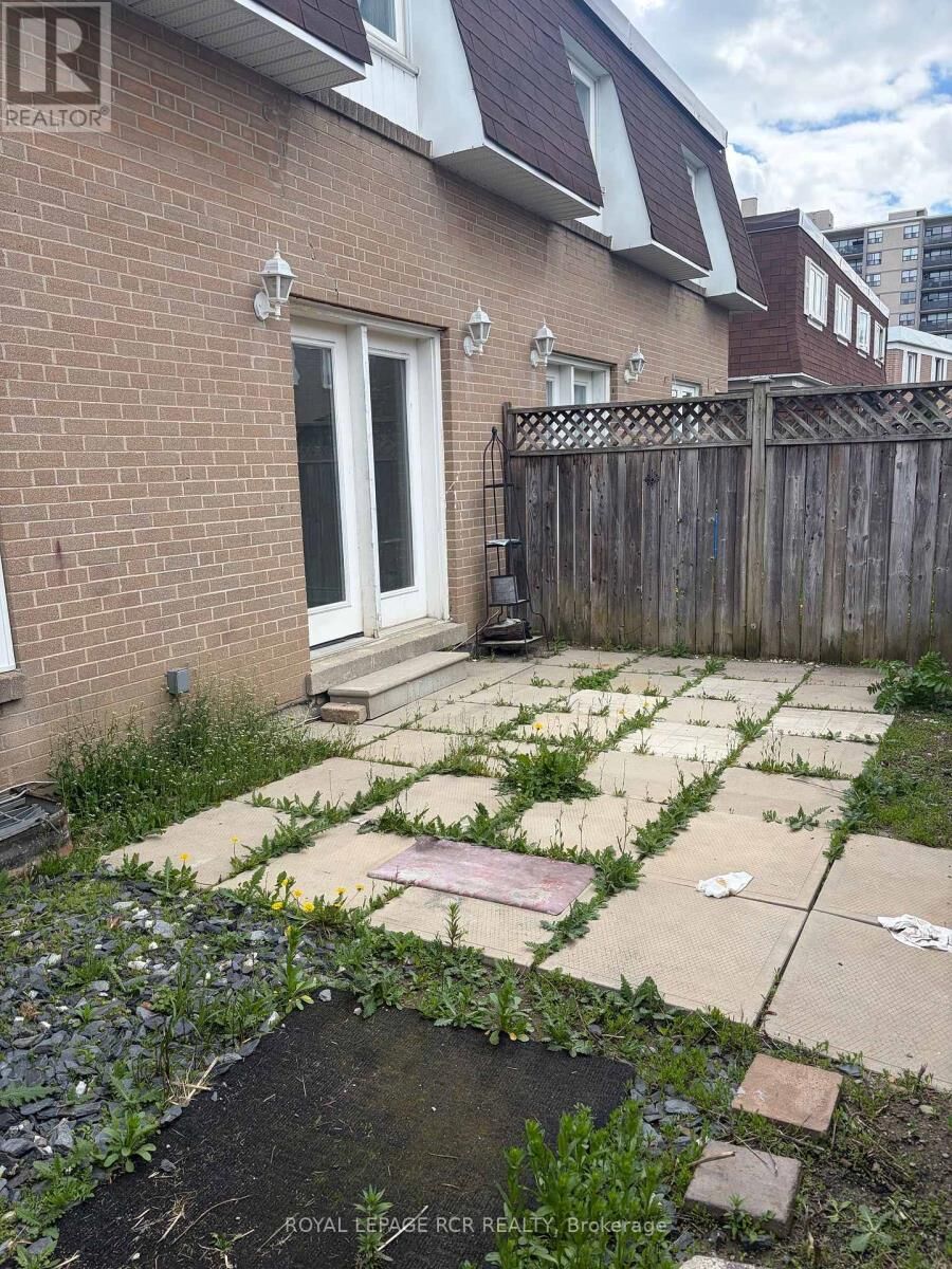 Property Photo:  41 Town House Crescent  ON L6W 3G3 