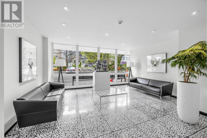 Property Photo:  561 Avenue Road 803-4  ON M4V 2J8 
