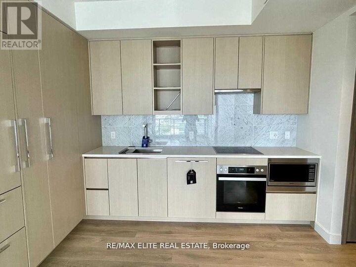 Property Photo:  85 McMahon Drive 1502  ON M2K 0C2 