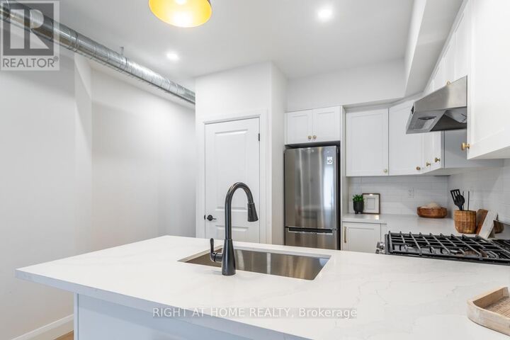Property Photo:  113 Catharine Street North 1  ON L8R 1J5 