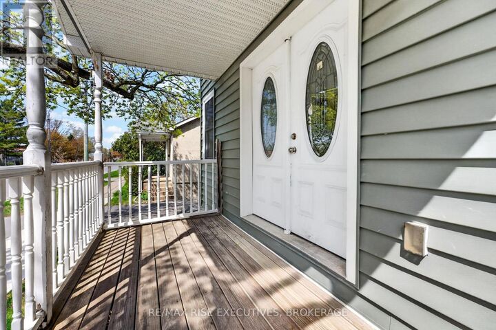 Property Photo:  29 Seventh Avenue  ON K7K 2M2 
