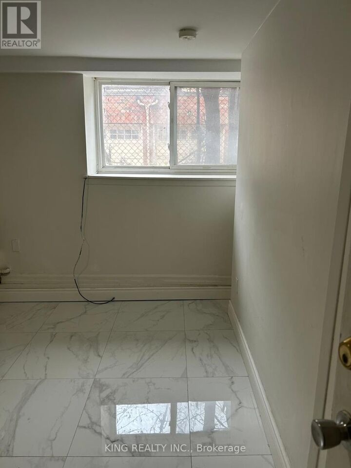 Property Photo:  2 Elm Grove Drive 2  ON M6K 2J1 