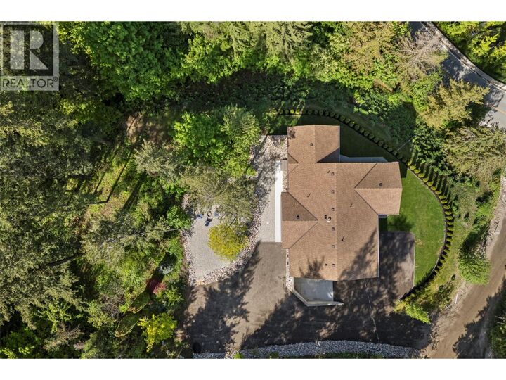 Property Photo:  633 9 Street Southeast  BC V1E 2C2 