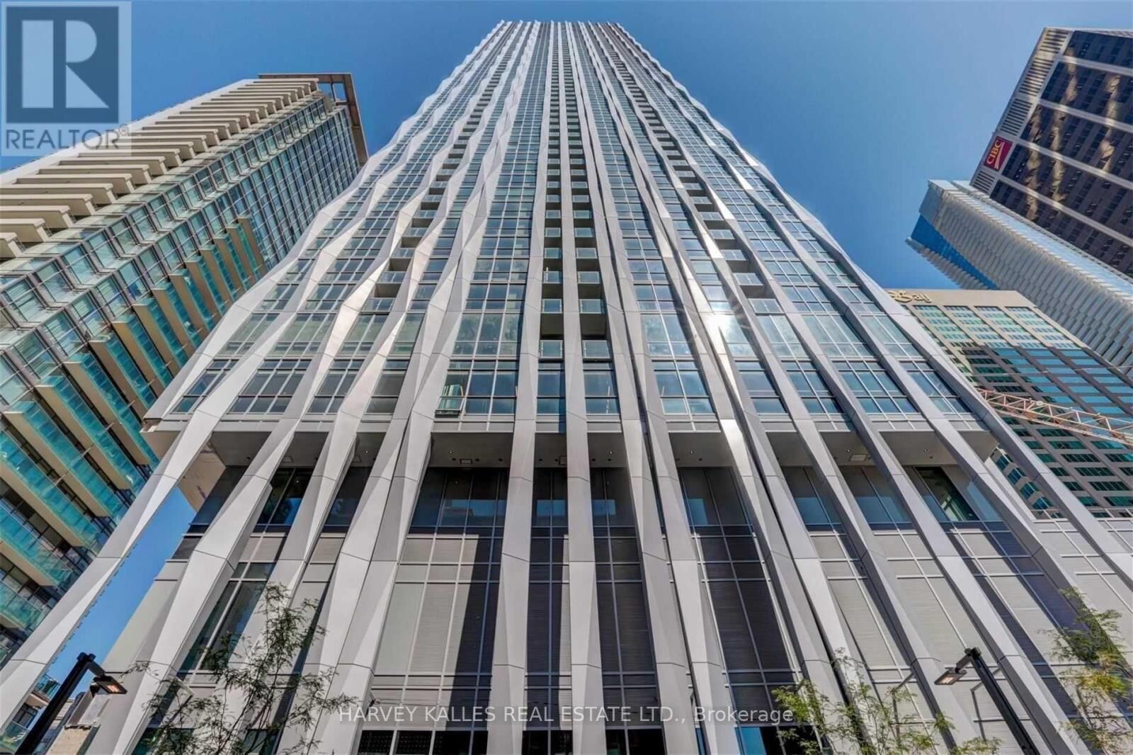 Property Photo:  1 Yorkville Avenue 4905  ON M4W 1L1 