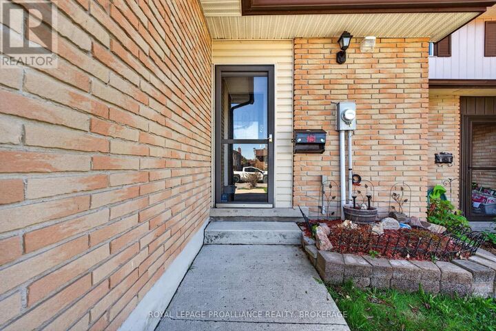 Property Photo:  75 Windfield Crescent  ON K7K 6G6 