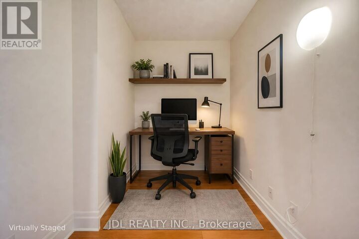 Property Photo:  111 Upper Duke Crescent 214  ON L6G 0C8 