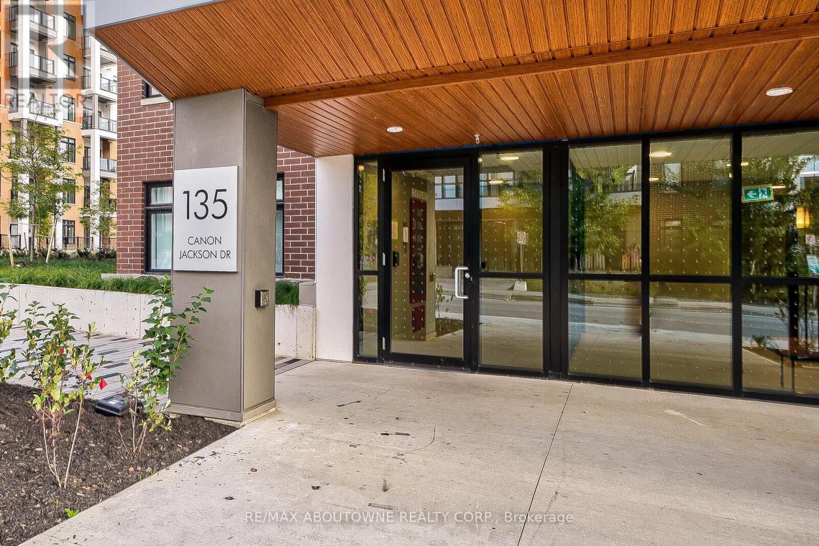 Property Photo:  135 Canon Jackson Drive 204  ON M6M 0C3 