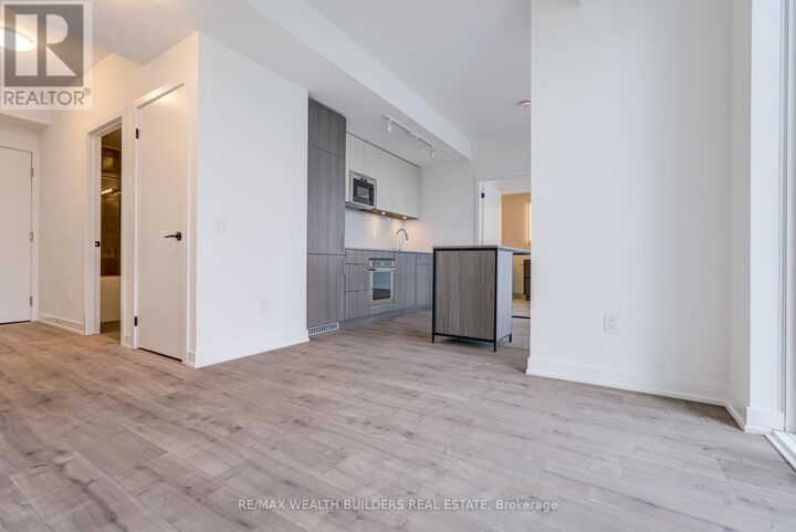 Property Photo:  220 Missinnihe Way 714  ON L5H 0A9 