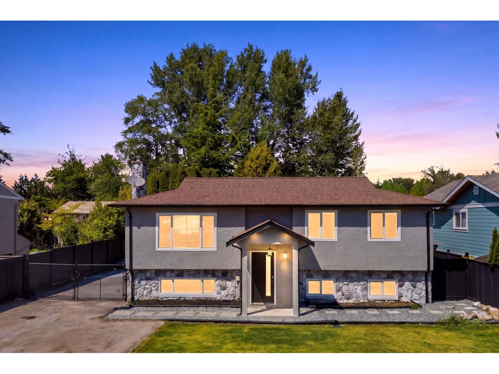 Property Photo:  26689 32A Avenue  BC V4W 3G3 