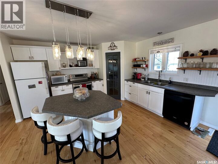 Property Photo:  1020 4th Avenue  SK S0K 3R0 