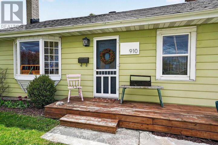 Property Photo:  910 Leonard Avenue  ON K6J 1L6 