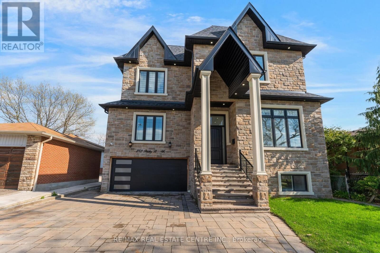 Property Photo:  252 Paisley Boulevard West  ON L5B 2A4 