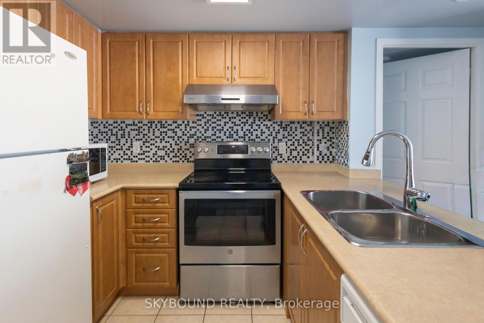 Property Photo:  3043 Finch Avenue West 2033  ON M9M 0A4 