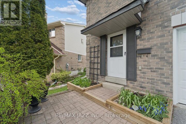 Property Photo:  1360 Sunnybrae Crescent  ON L1H 8E5 