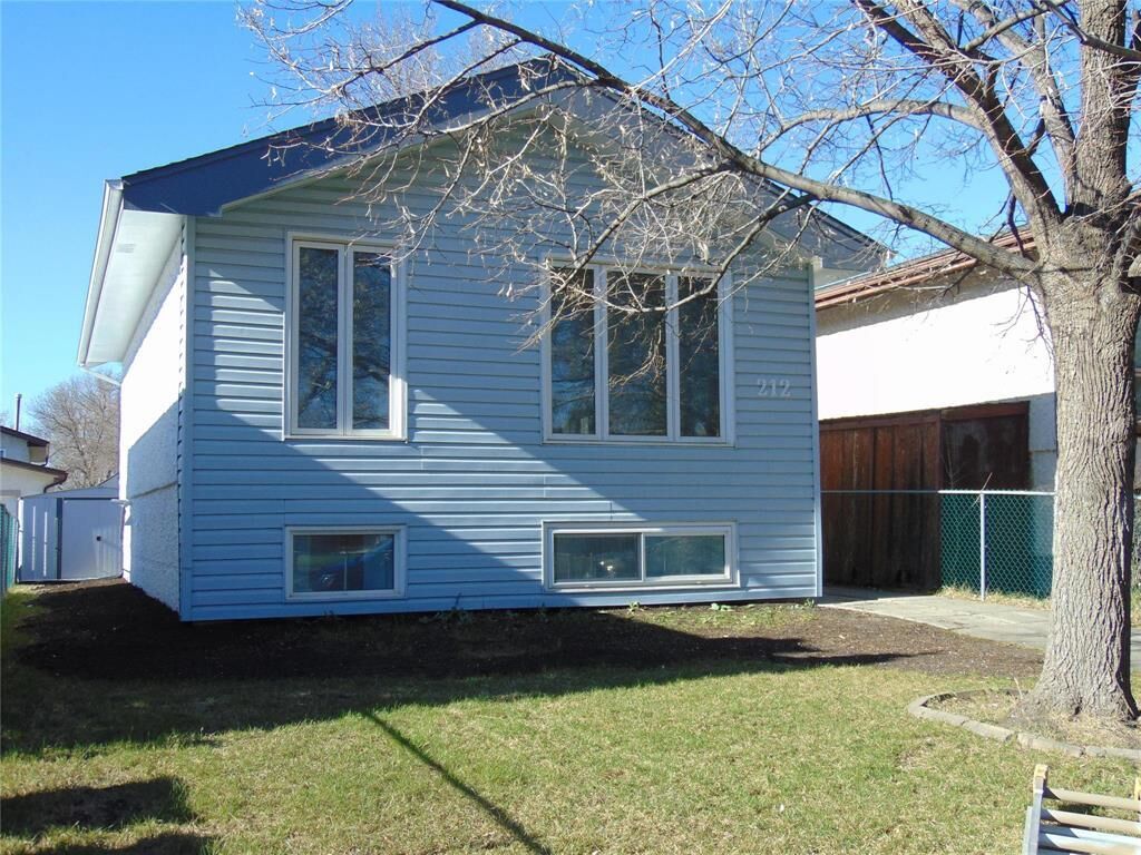 Property Photo: 212 Devonshire Drive MB R2C 4L7