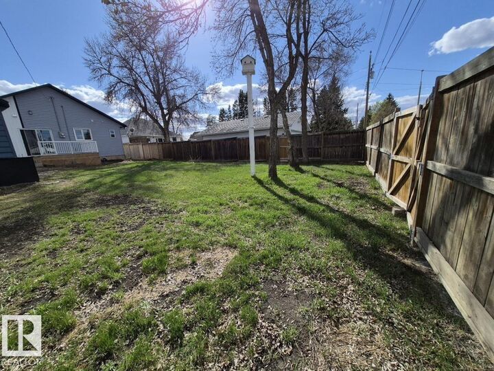 Property Photo:  5032 55 Avenue  AB T0B 4J0 